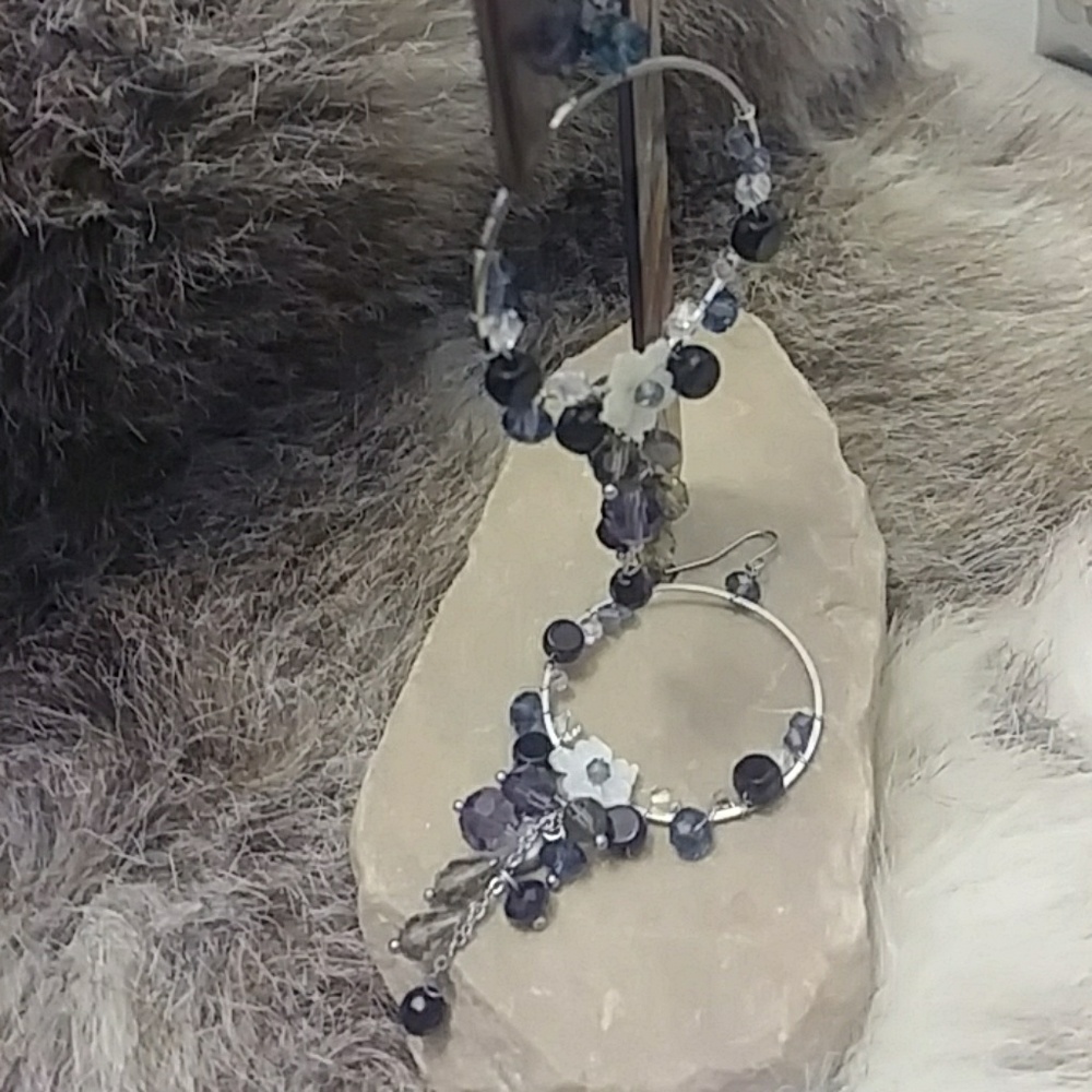 💞NWOT💞Cute Flower and Beaded Dangling Earrings